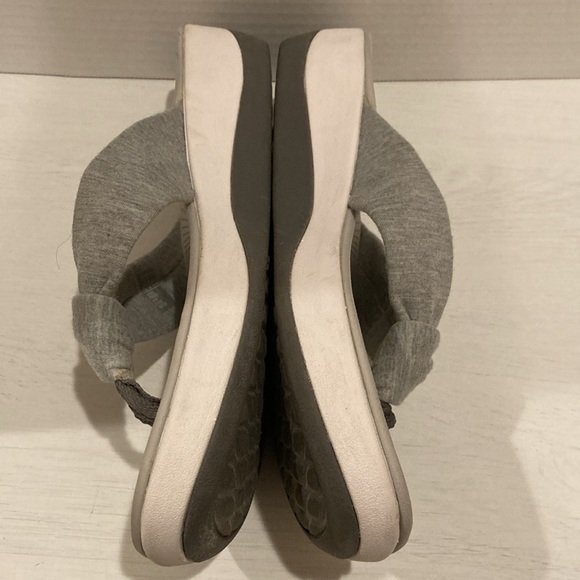 Clarks Cloudsteppers Women’s Size 11 Soft Cushion Flip Flop Sandals Grey Fabric - Picture 4 of 10